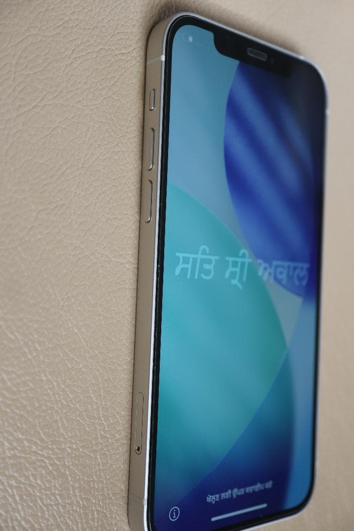 iphone12、64GB、白、SIMフリー、手帳型カバー、液晶保護フイルム付き