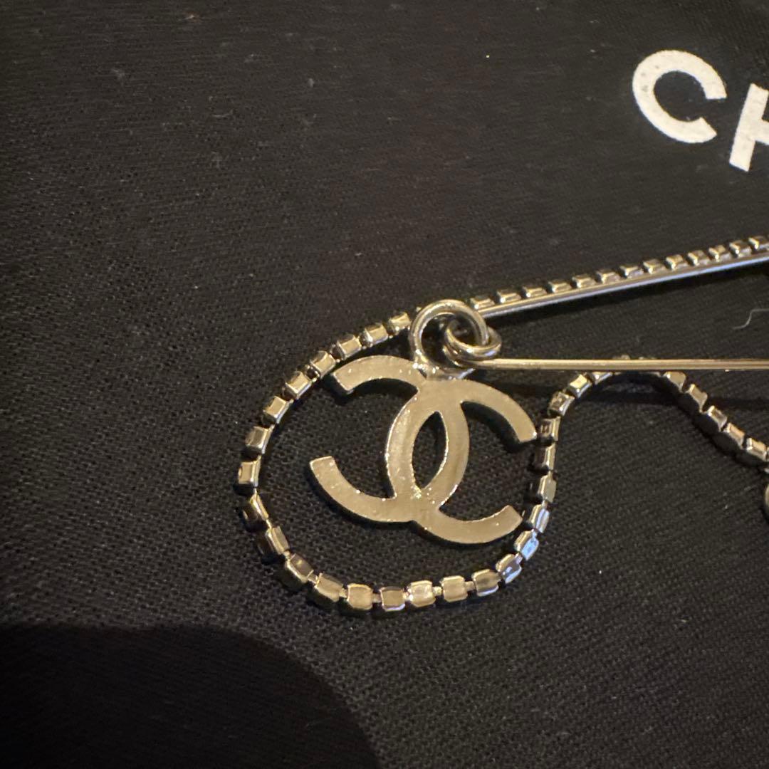 新品❤️CHANEL 安全ピンブローチ　ココマーク　ダブルピンメタル