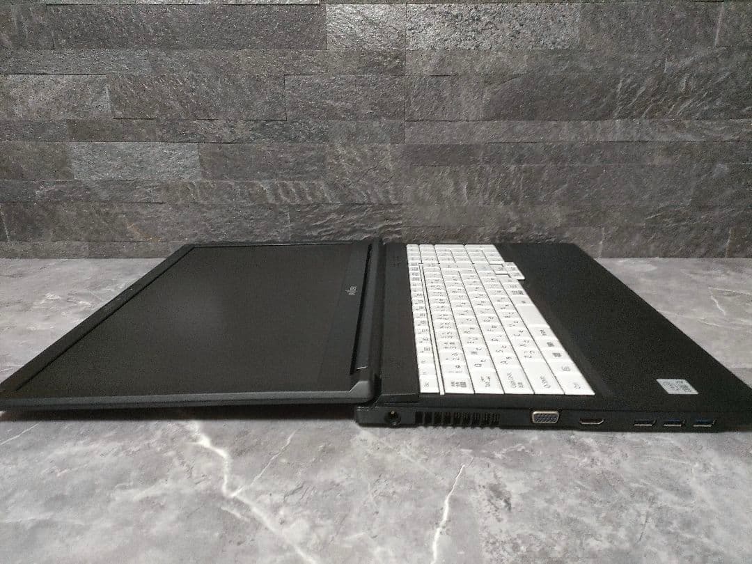 美品 FUJITSU 第10世代 メモリ16GB 新品SSD256GB