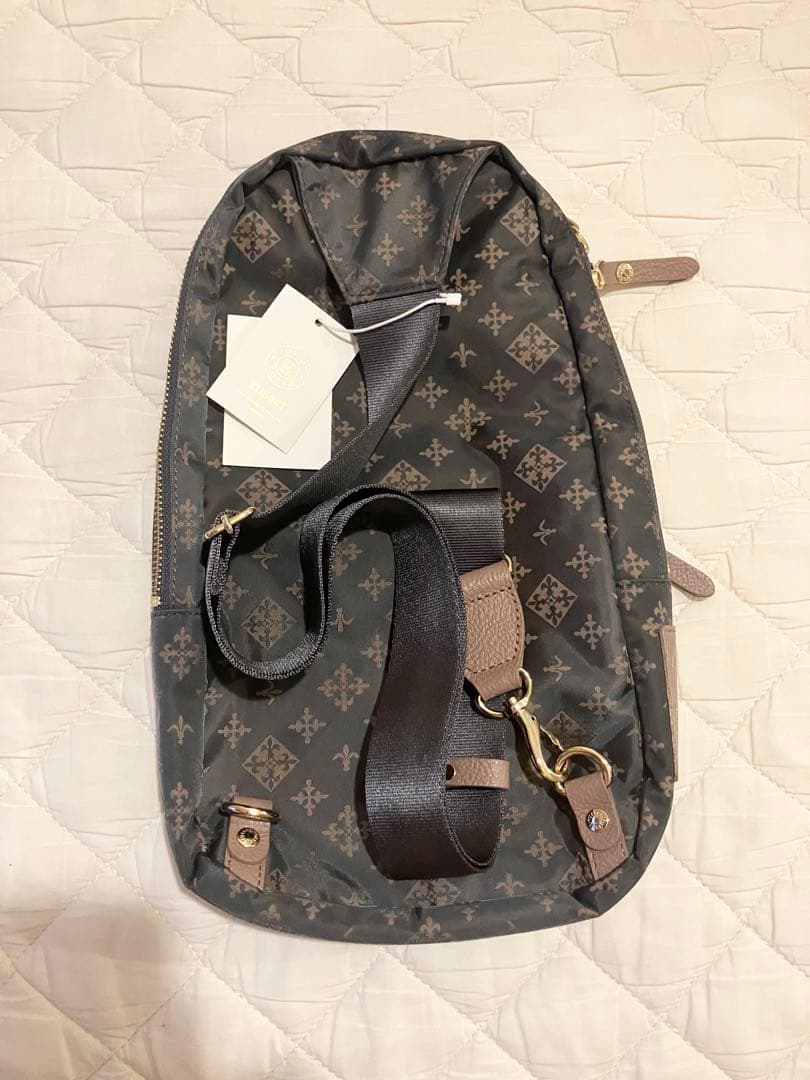 【新品未使用】russet ボディバッグ グレー×ピンク