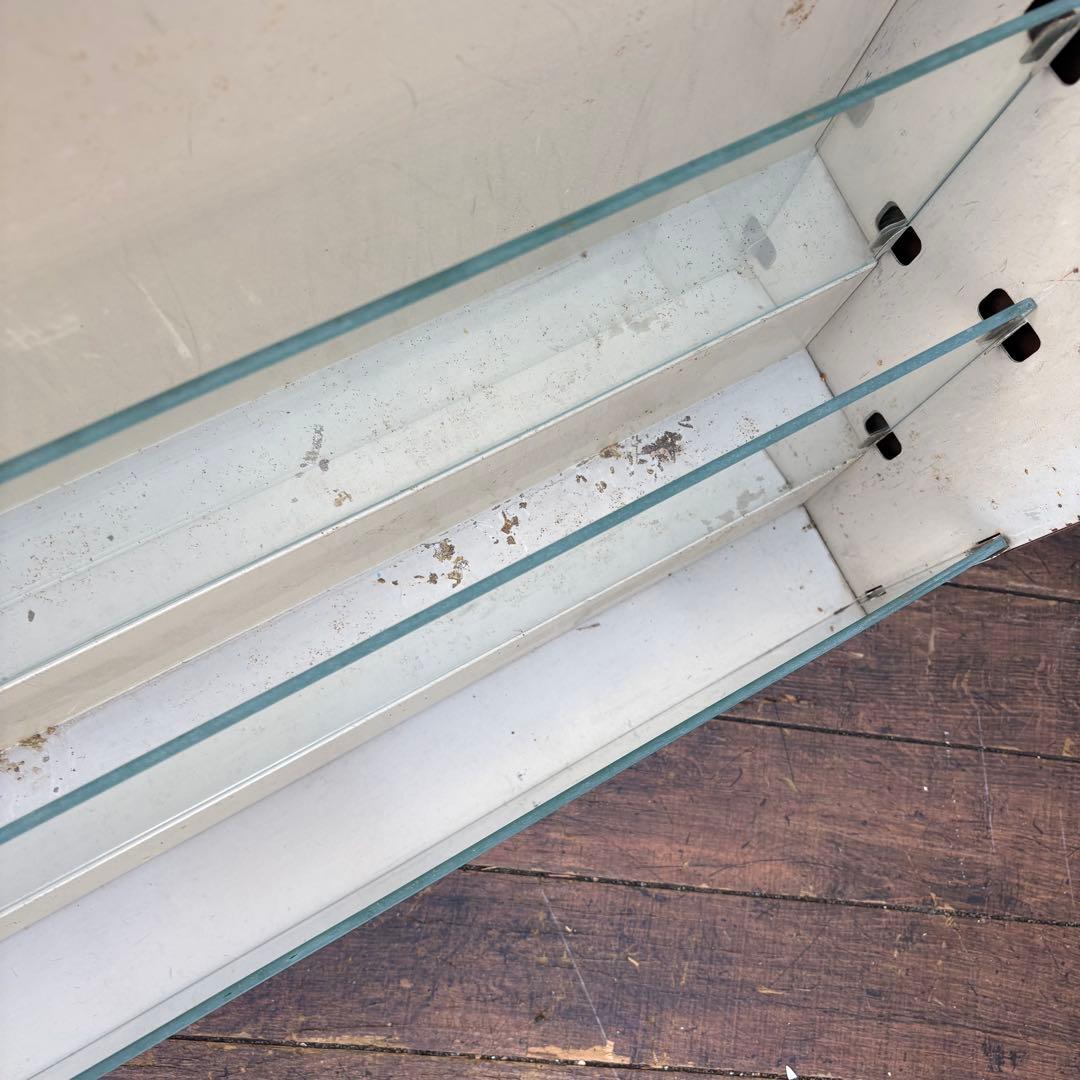 昭和レトロ スチール製 ガラス仕切り 階段型本棚 店舗什器 ショーケース 3段