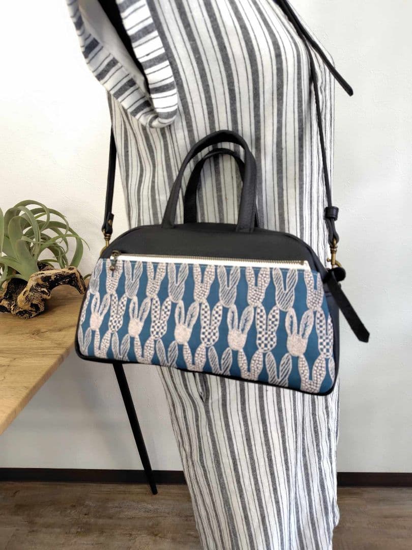 ミナペルホネン/pomppiaポンピアブルー/ラウンドボストンブラック本革