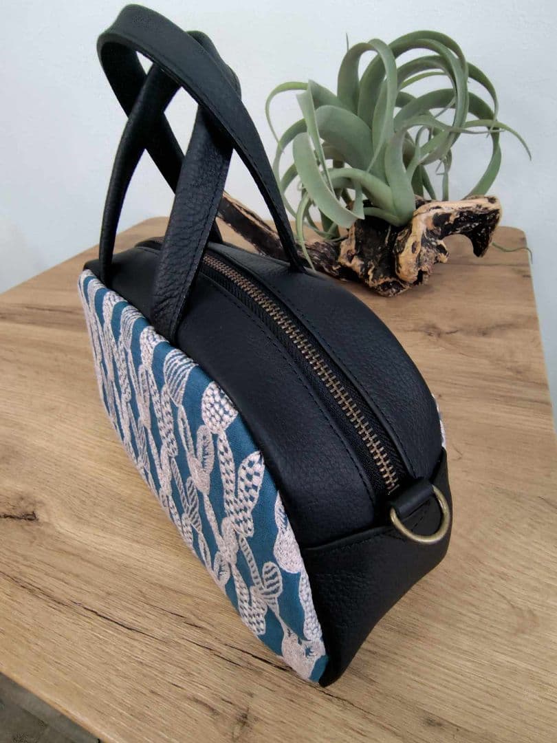 ミナペルホネン/pomppiaポンピアブルー/ラウンドボストンブラック本革