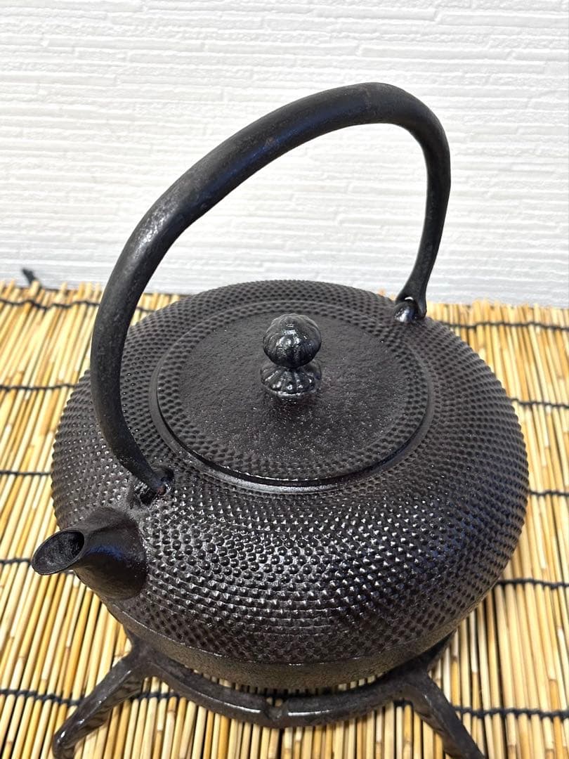 未使用品、栞、一級品合格証貼付　南部三厳堂名人東仙作　南部鉄瓶　南部鉄器　鉄瓶