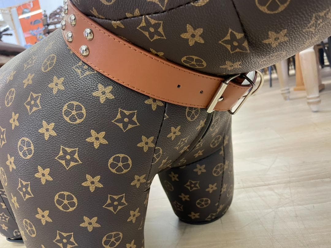 座れるオブジェ　ぬいぐるみ　スツール　イス　モノグラム　ブランド　犬　キャンバス