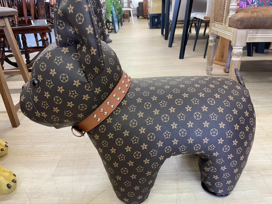 座れるオブジェ　ぬいぐるみ　スツール　イス　モノグラム　ブランド　犬　キャンバス