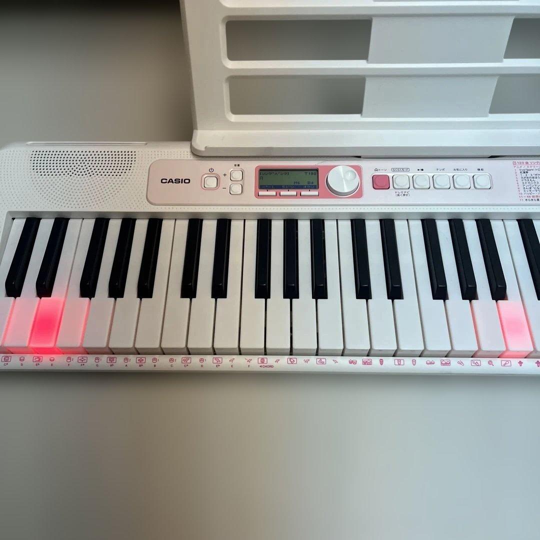 美品　CASIO キーボード LK-320 2021年　ホワイト×ピンク　カシオ