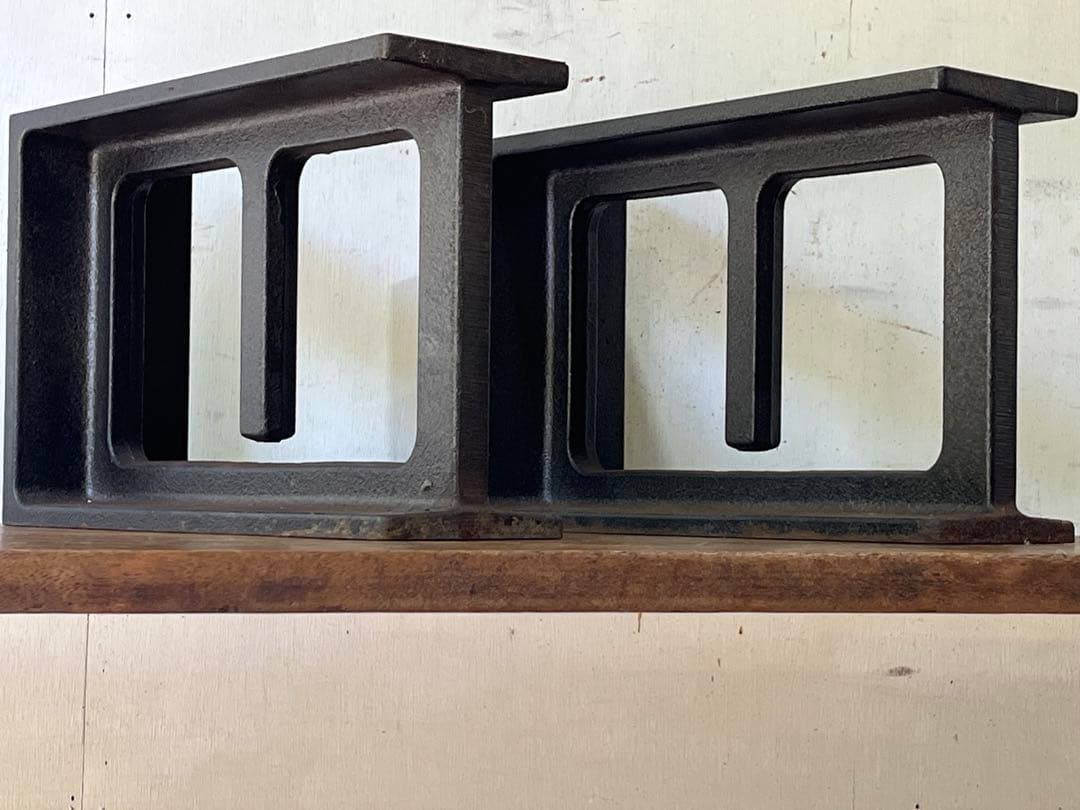 ①古いTAOCスピーカースタンド 鋳鉄製 赤クッション付き2個