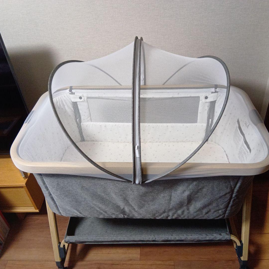 (更に、大幅値下げ)グレーの折りたたみベビーベッド