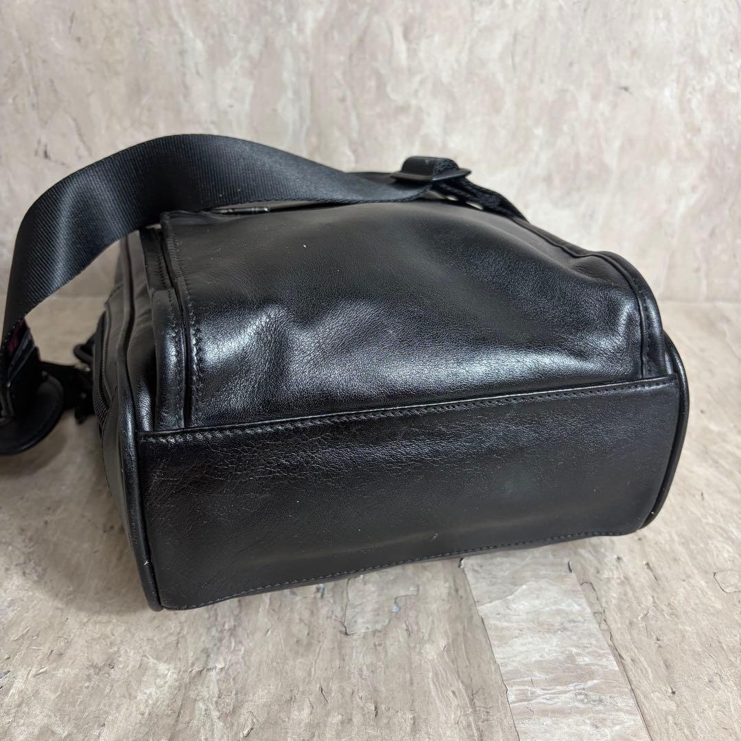 極美品 TUMI ナパレザー ショルダーバッグ 本革 92100D4 斜め掛け