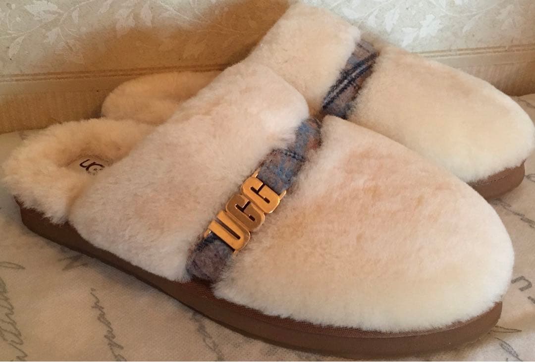 US限定！UGGアグ　スライドサンダル　シープスキン　メタルロゴ　新品