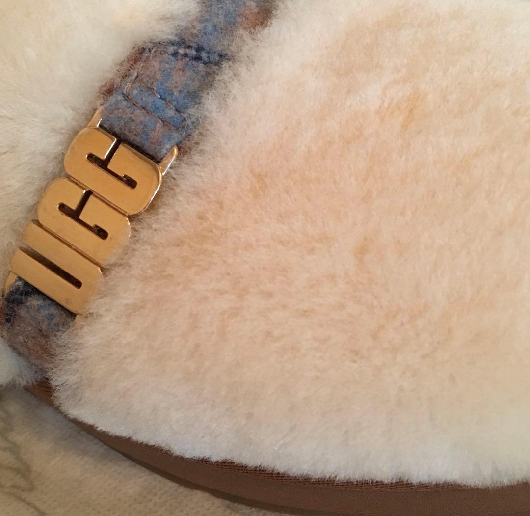 US限定！UGGアグ　スライドサンダル　シープスキン　メタルロゴ　新品