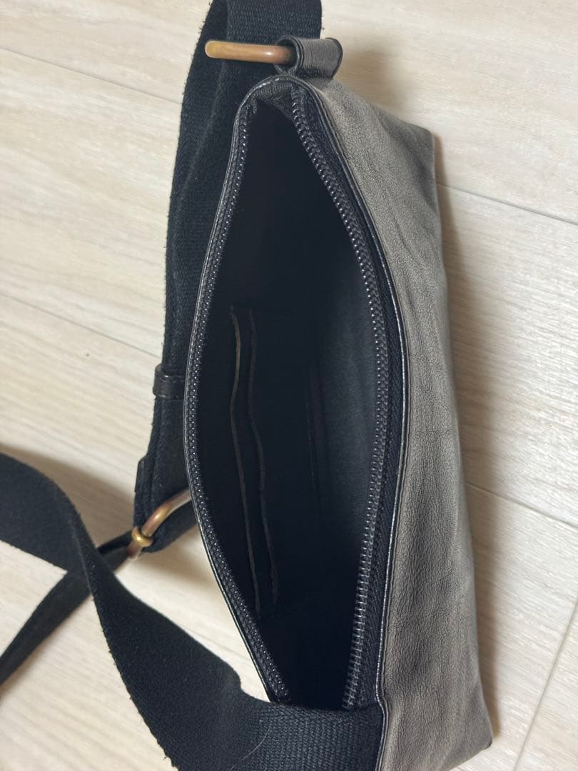 イルビゾンテ　IL BISONTE クロスボディバッグ　 ブラック　美品