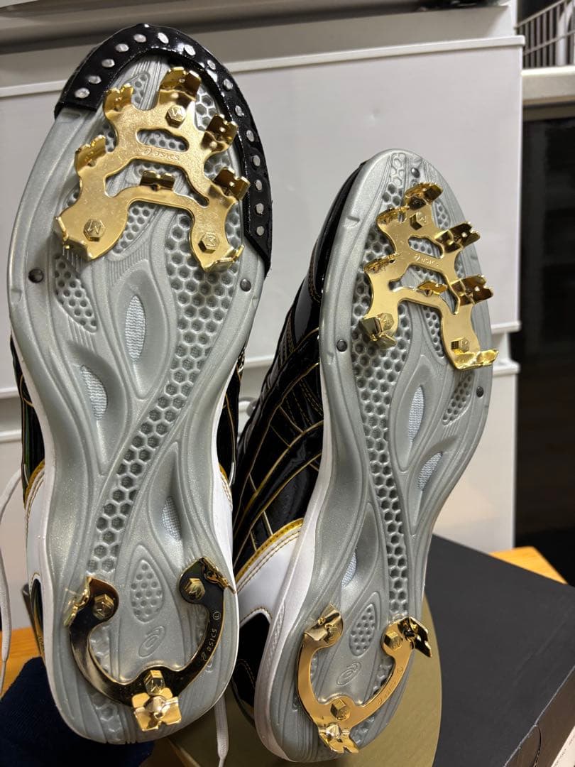 asics ゴールドステージ スパイク 黒/白/金