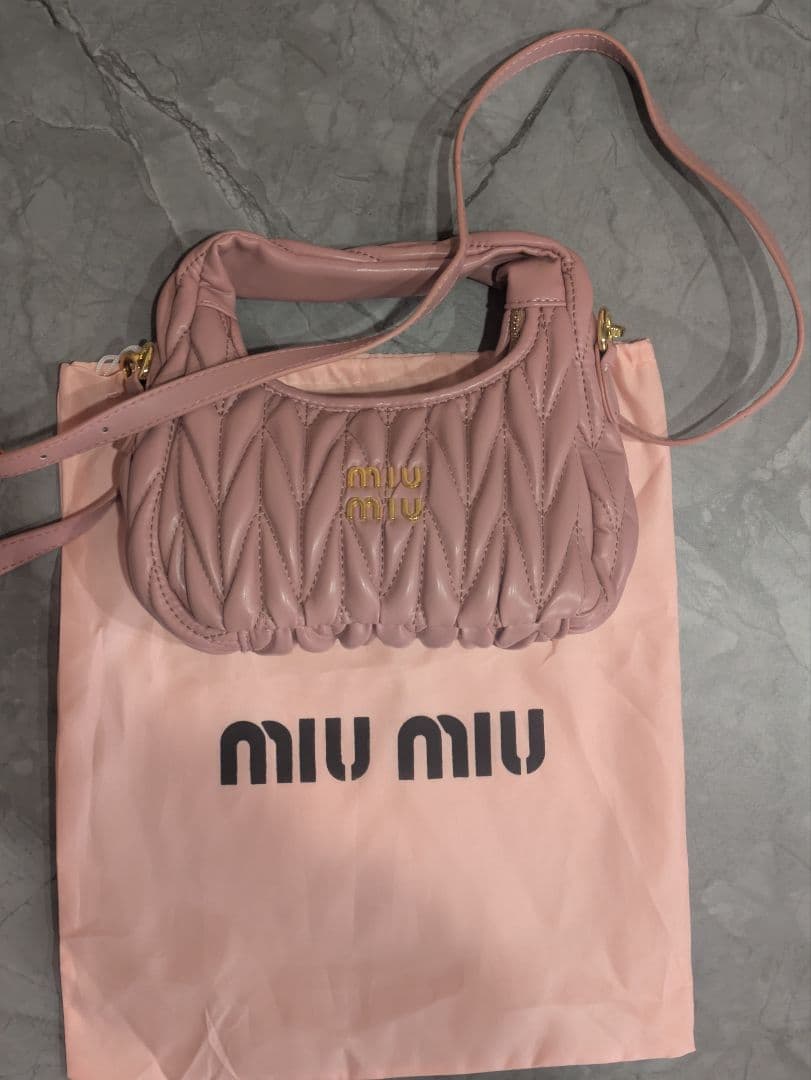 ゆMIU MIU ピンク ショルダーバッグ　非売品　ノベルティ