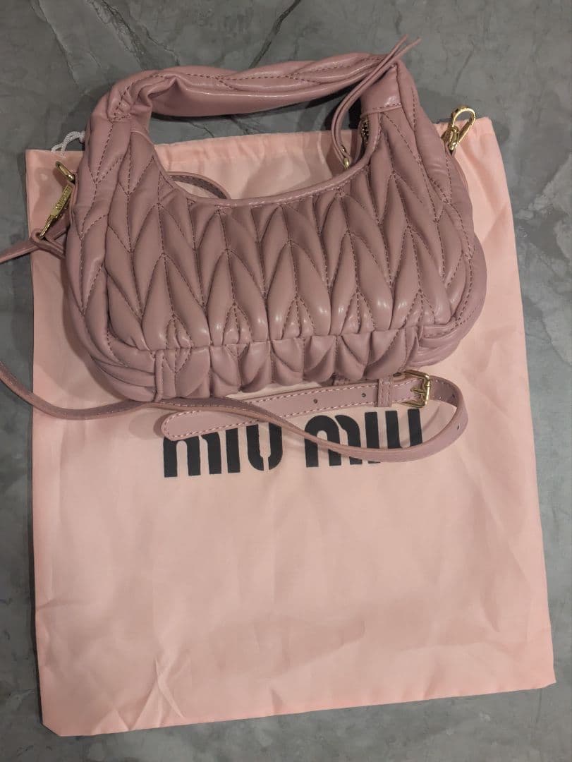 ゆMIU MIU ピンク ショルダーバッグ　非売品　ノベルティ