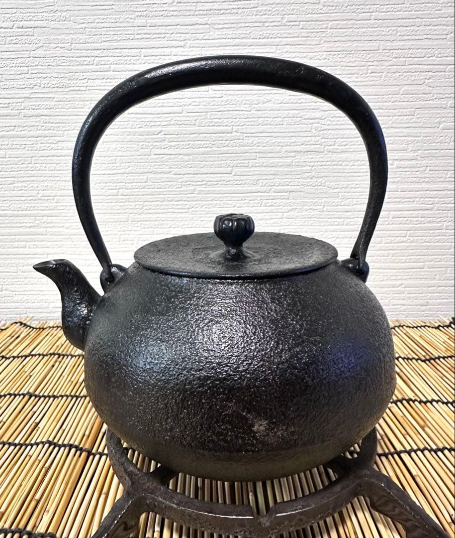 未使用品　南部虎山工房造　１０型梅文様　南部鉄瓶　Mona mama様　売約済み