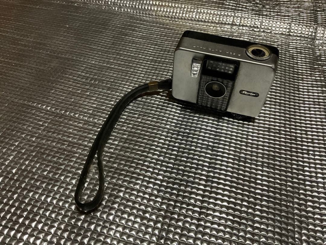 RICOH／AUTO HALF。年式不明？【角に凹みが御座います　フイルム式】。