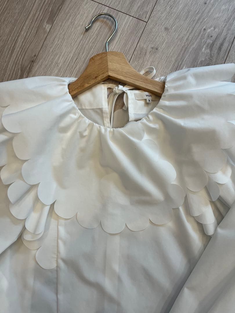 完売yori フリル付きホワイトブラウス 36美品