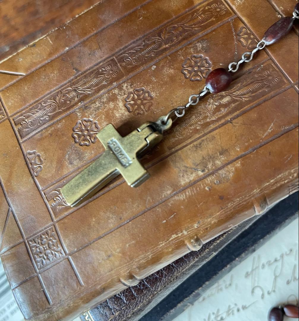 開閉する十字架　イタリアアンティークロザリオ　カタコンベの土　聖テレサ