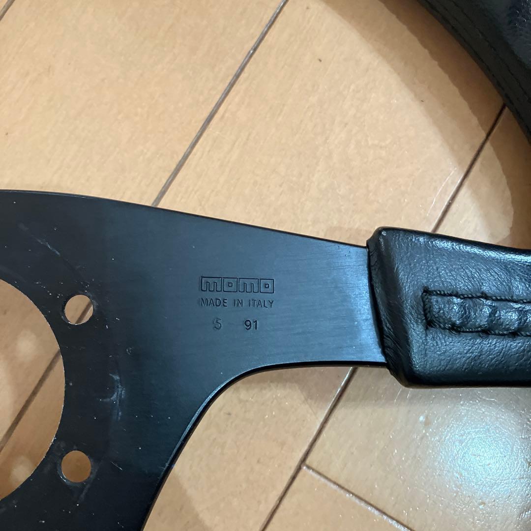 黒い4本スポークステアリングホイール