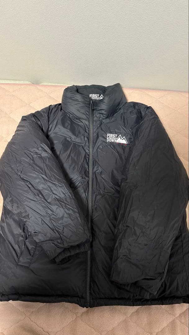［おかき］FIRST DOWN ブラック ダウンジャケット