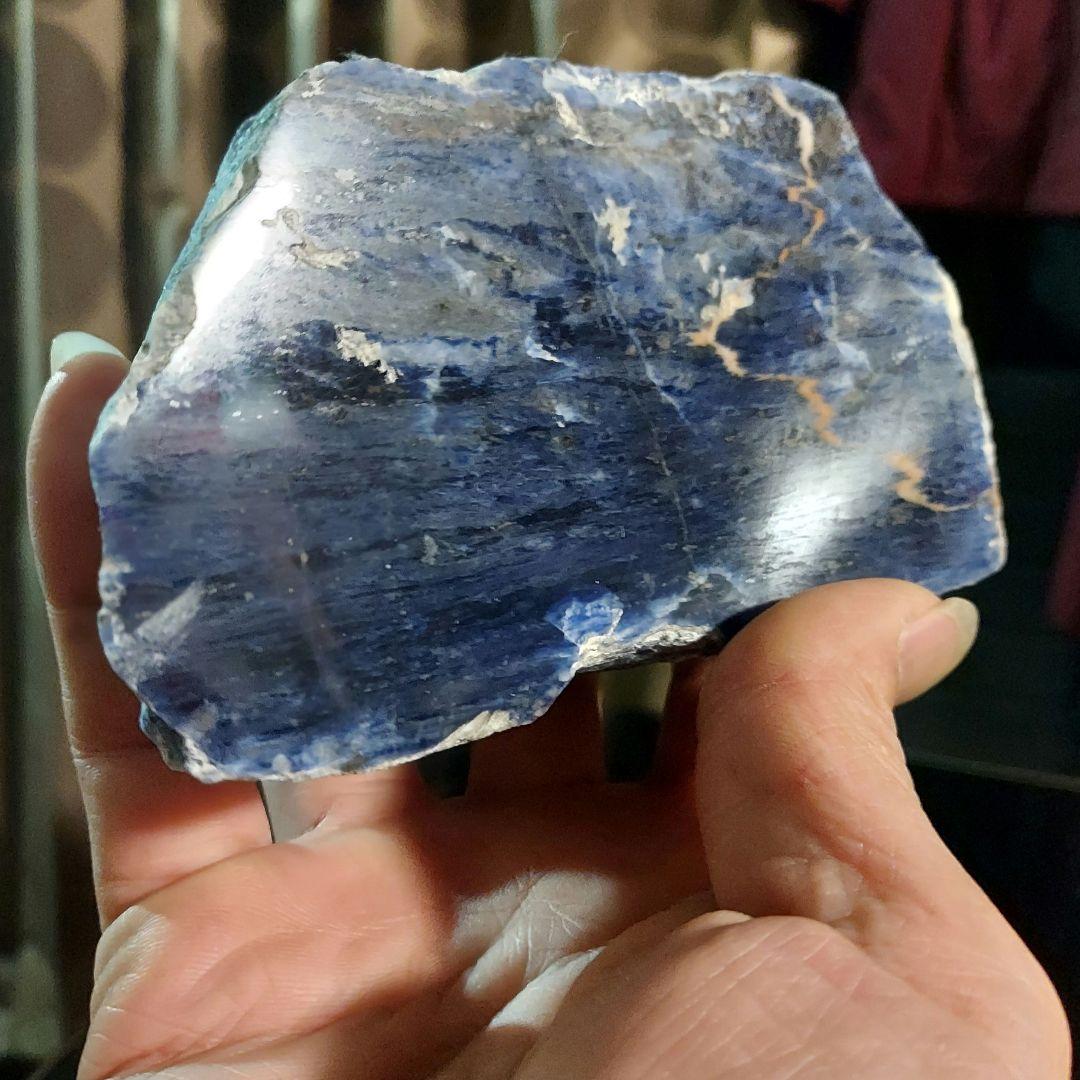 1kg弱の綺麗な巨石！ ソーダライト 原石 1面磨き 519