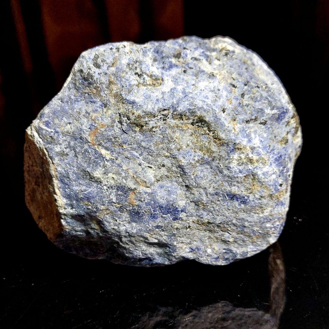 1kg弱の綺麗な巨石！ ソーダライト 原石 1面磨き 519