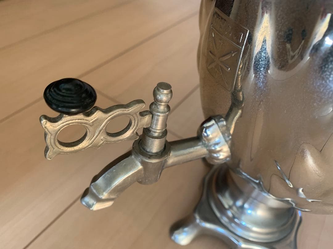 サモワール 装飾的な彫刻