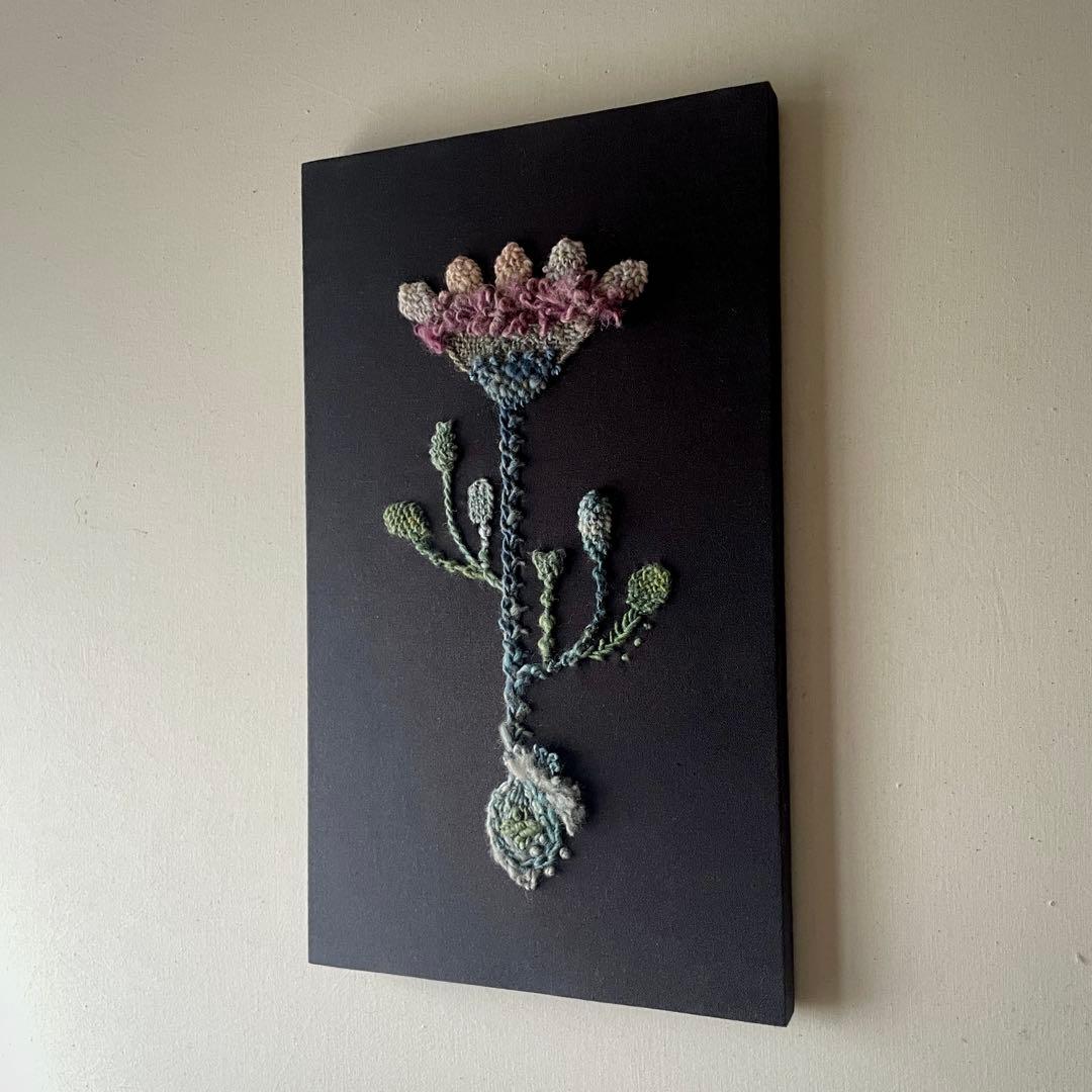 【一点もの】『手紡ぎ糸のお花. b'』手刺繍ファブリックパネル
