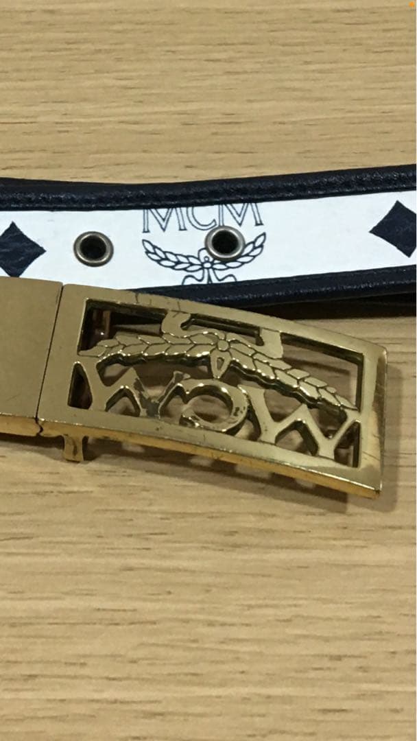 MCMのロゴ入りベルト