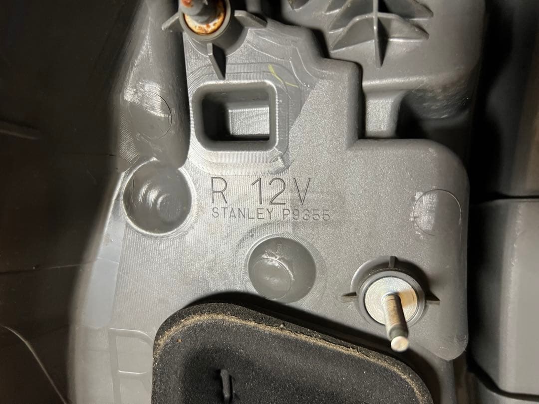 プリウスα 前期リアランプ　左右2個セット