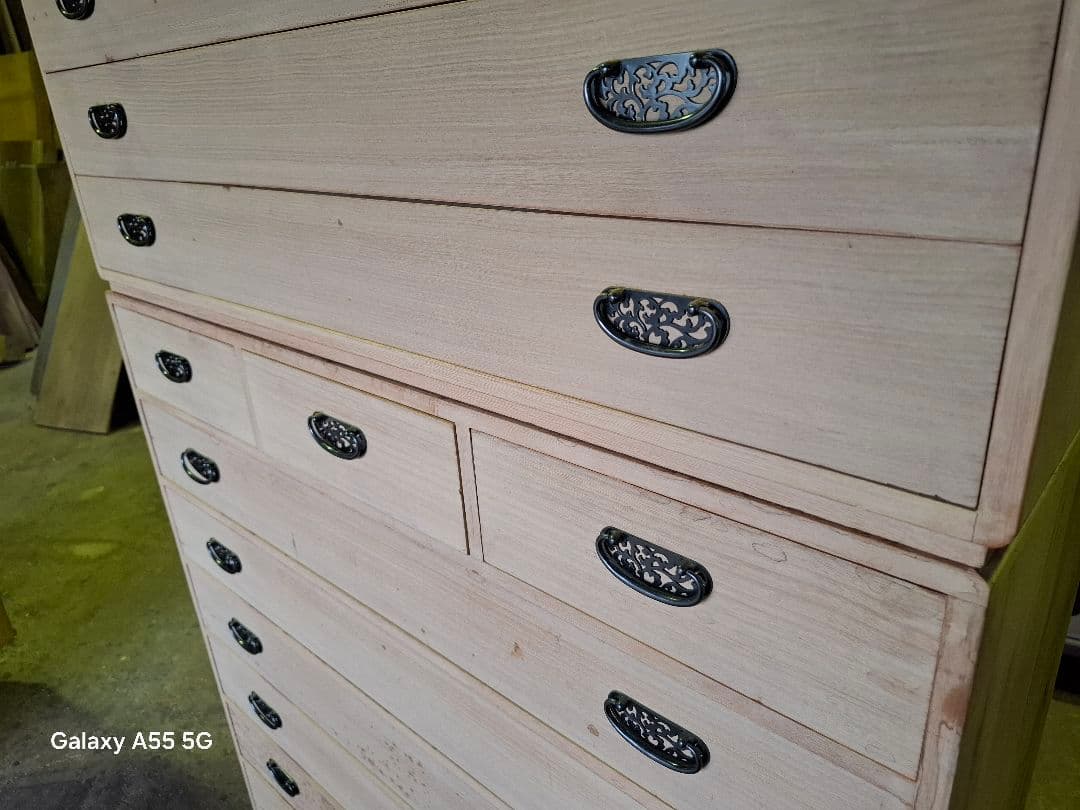 桐着物箪笥　レトロ家具　桐箪笥　2段別れます。