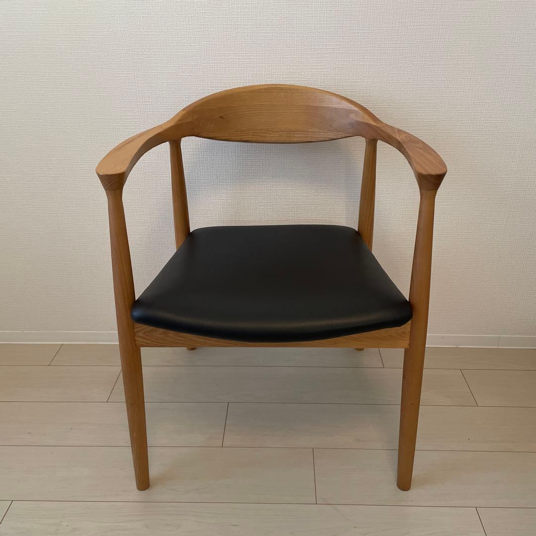 円形木製テーブルとアームチェアセット