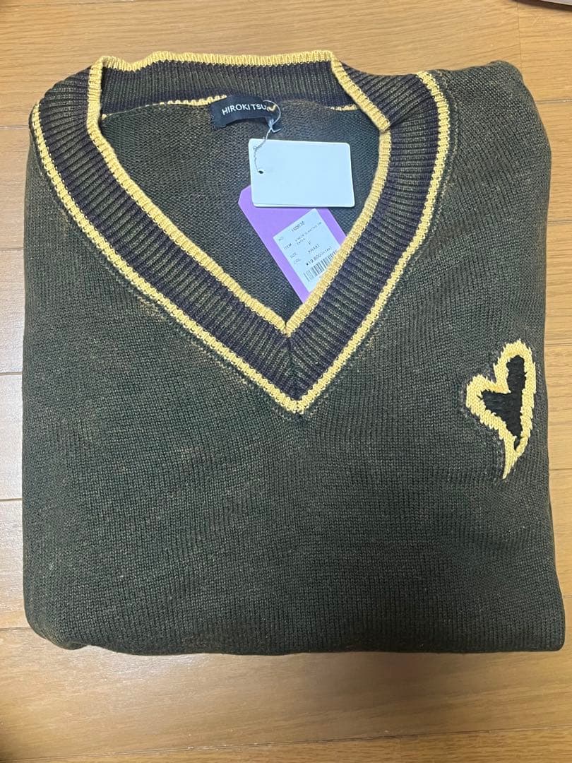 t*】様 HIROKI TSUZUKI V neck slanting swea