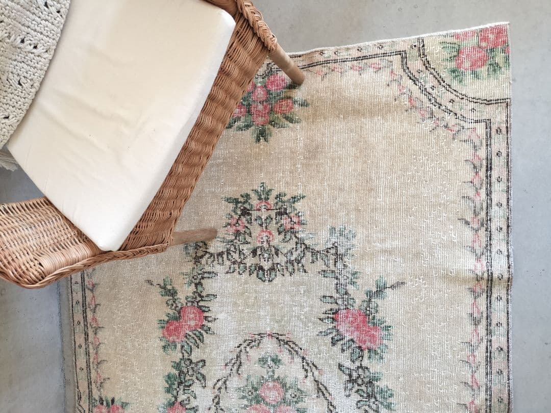 大きめ/ベージュとローズピンクの上品なバラのラグ　No.699