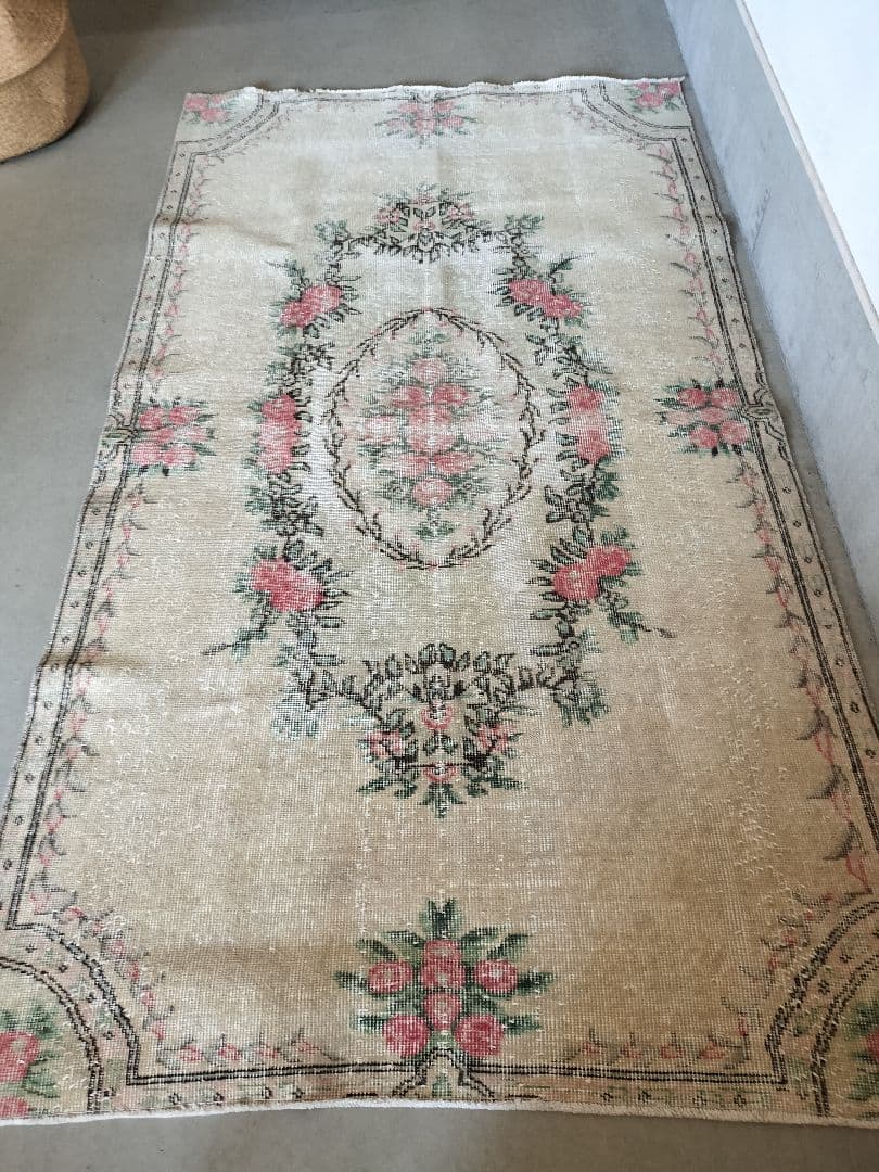 大きめ/ベージュとローズピンクの上品なバラのラグ　No.699