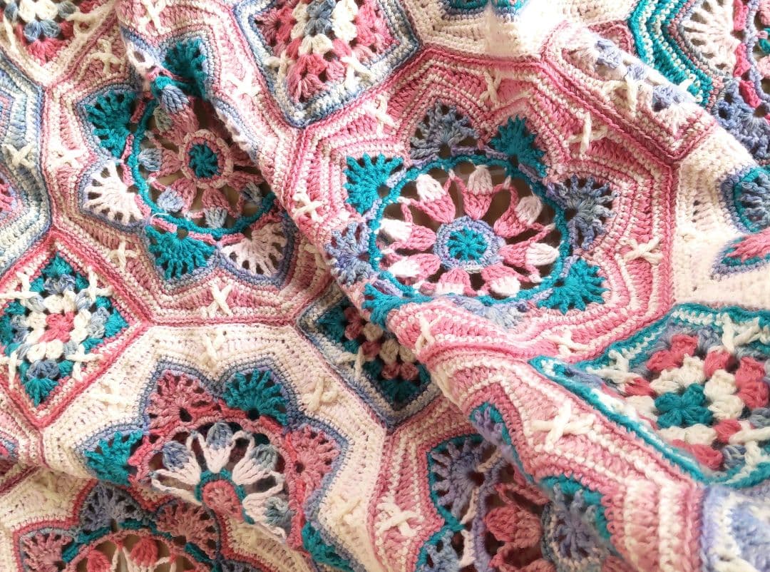 C427　手編みマルチカバー　ブランケット　モチーフ編み　モチーフ繋ぎ　大判