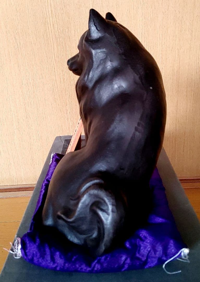 ブロンズ犬の置物 紫色の布台座付き