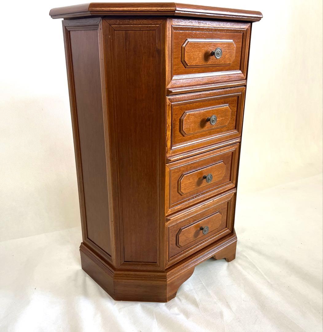 小ぶりなチェスト・イタリア　 横幅52cm・奥行29cm・高さ71cm