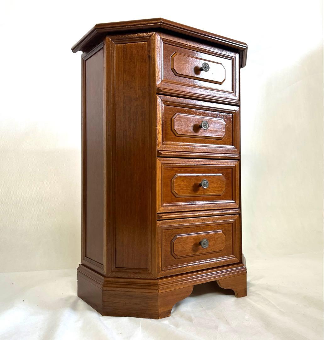 小ぶりなチェスト・イタリア　 横幅52cm・奥行29cm・高さ71cm