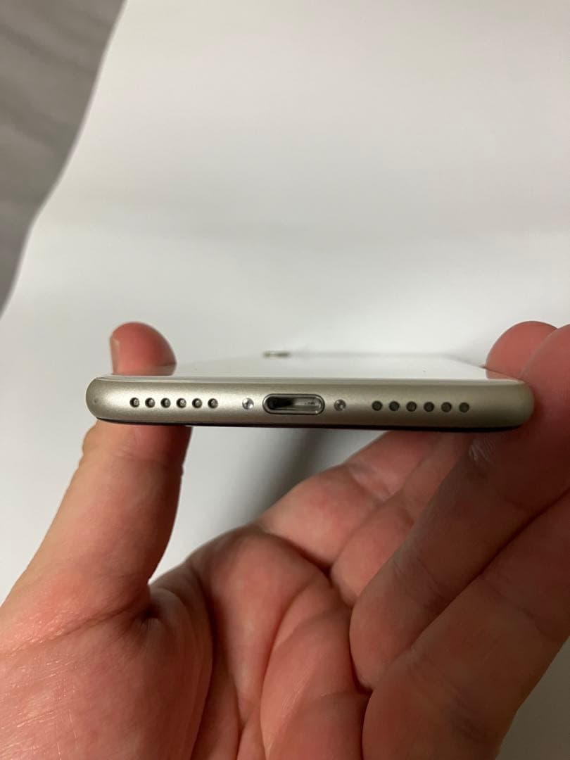 た*ん様 美品Apple iPhone SE第3世代 バッテリー100% SIM