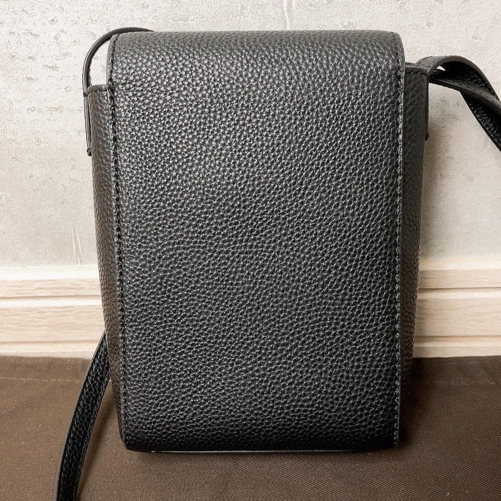 カルバンクライン ショルダーバッグ レザー 黒 ミニショルダー 縦型 スクエア