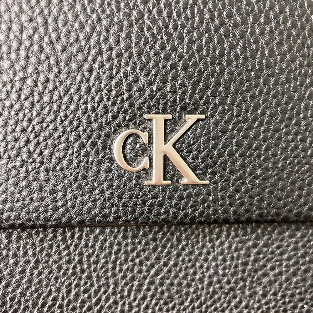 カルバンクライン ショルダーバッグ レザー 黒 ミニショルダー 縦型 スクエア