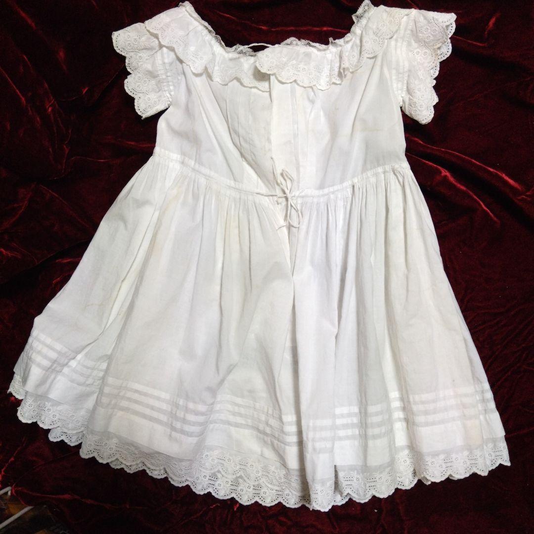 アンティークベビー、ドールドレス、アンティークフラワーブローチ付き