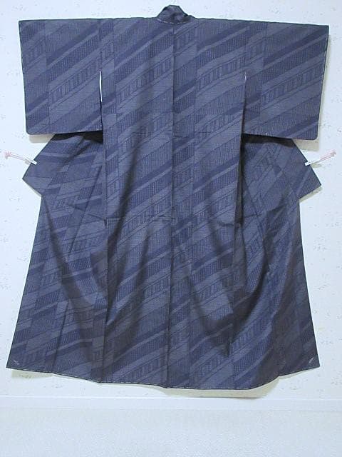 結城紬証明書：美品：亀甲絣と蚊絣：袷正絹：紺色着物：11号未使用:P26