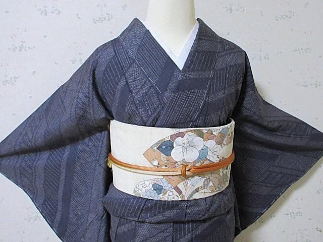 結城紬証明書：美品：亀甲絣と蚊絣：袷正絹：紺色着物：11号未使用:P26