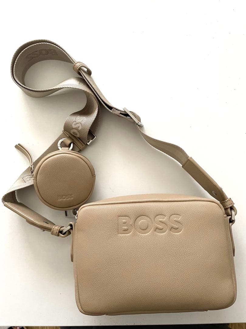 真美子さん愛用！BOSS ベージュ クロスボディバッグ 小物ポーチ付き