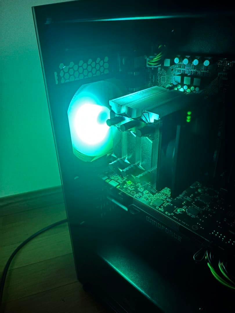 ほんのり光る！自作ゲーミングPC中古！新品SSDでサクサク！