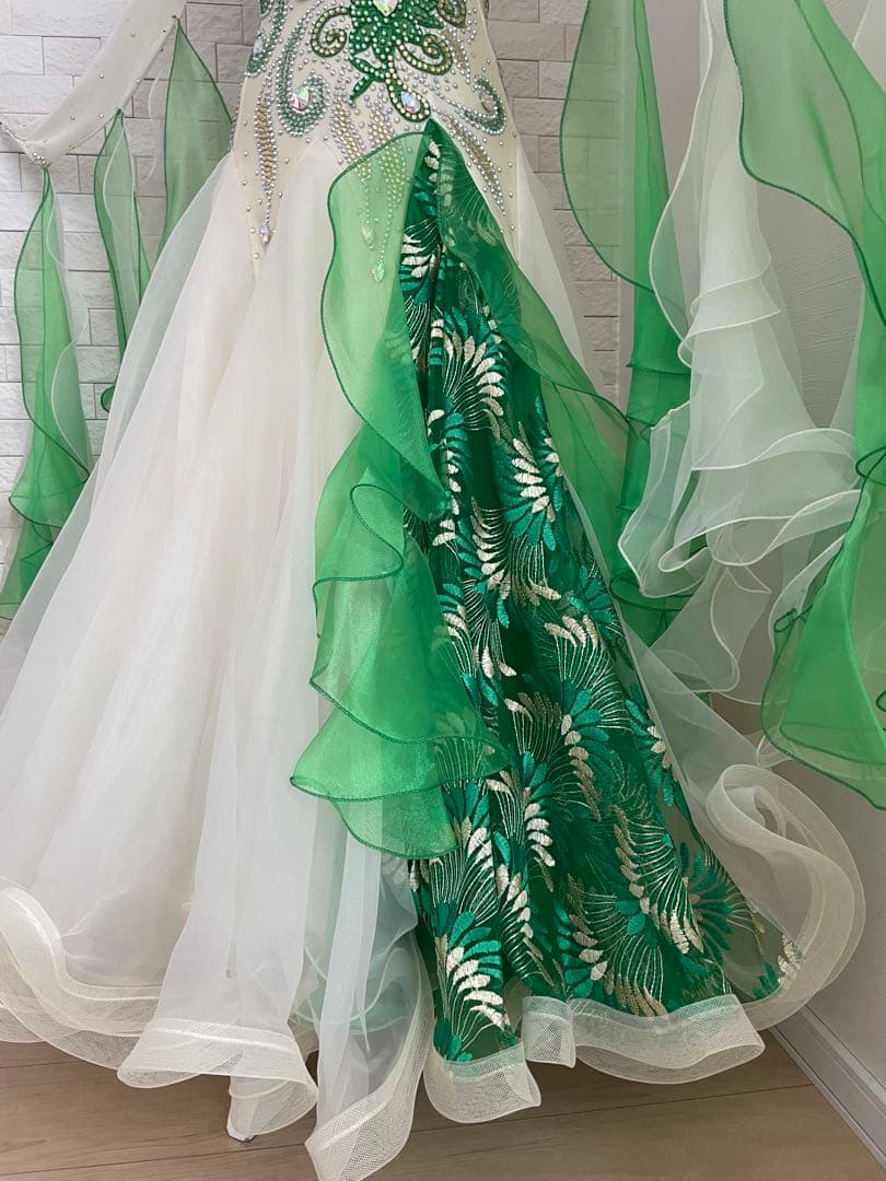 社交ダンス　スタンダードドレス ⭐️クリーム色&グリーン